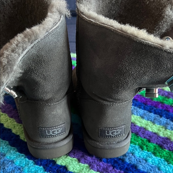 UGG BOOTS Grey with turn locks - Picture 6 of 11